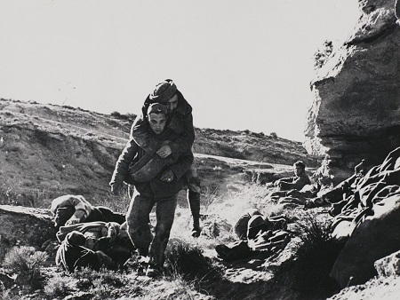 ロバート・キャパ《フラーガ ア ラゴン前線、スペイン 1938 年 11 月 7 日》1938 年　ゼラチン・シルバー・プリント