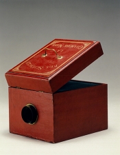 Unknown, Camera obscura (La chambre noire), made in France, 19th century, Wood