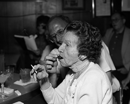 《Cherry, Nye’s Polonaise Room, Minneapolis, Minnesota》〈Looking for Love〉より 1995年 作家蔵 ⓒAlec Soth 《Cherry, Nye’s Polonaise Room, Minneapolis, Minnesota》〈Looking for Love〉より 1995年 作家蔵 ⓒAlec Soth