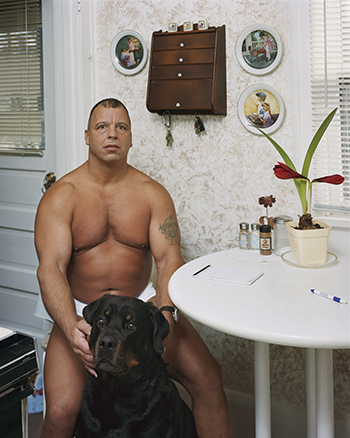 《Lenny, Minneapolis, Minnesota》〈Sleeping by the Mississippi〉より 2002年 作家蔵 ⓒAlec Soth 《Lenny, Minneapolis, Minnesota》〈Sleeping by the Mississippi〉より 2002年 作家蔵 ⓒAlec Soth