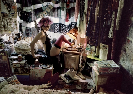 片山真理 《小さ なハイヒールを履く私》2011 年 発色現像方式印画 東京都写真美術館蔵 片山真理 《小さ なハイヒールを履く私》2011 年 発色現像方式印画 東京都写真美術館蔵