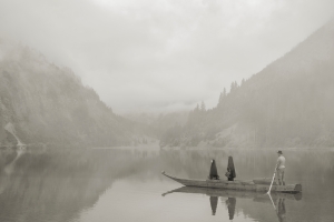 アーウィン・オラフ《Auf dem See》〈Im Wald〉より 2020年 アーカイバル・プリント©Erwin Olaf Courtesy of KONG Gallery – Seoul, Korea 作家蔵