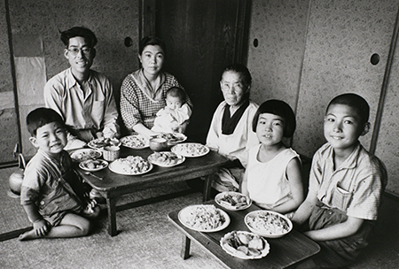 影山光洋《小麦の収穫祝い》〈家族の肖像〉より 1946年 ゼラチン・シルバー・プリント　東京都写真美術館蔵