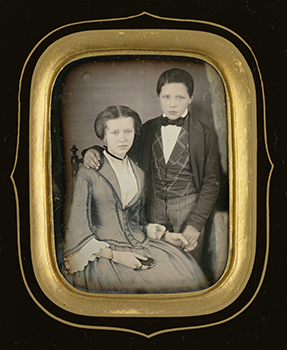 作家不詳《（母子像）》1840-59年 ダゲレオタイプに手彩色 東京都写真美術館蔵