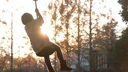 川内倫子《M/E》 2022年 2チャンネル・ヴィデオ 東京都写真美術館蔵