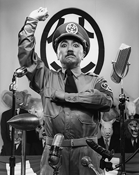 森村泰昌《独裁者はどこにいる1》〈なにものかへのレクイエム〉より 2007年 ゼラチン・シルバー・プリント　東京都写真美術館蔵