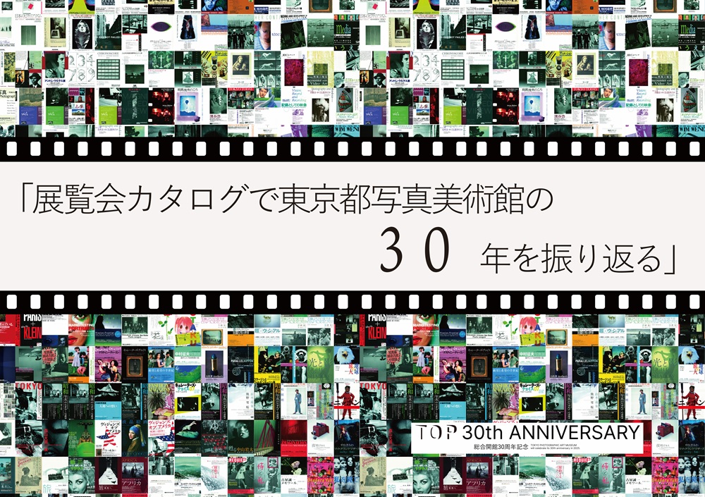図書室の書棚の前で本を手に取る女性