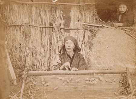 《ゴザを編むアイヌ女性》図版