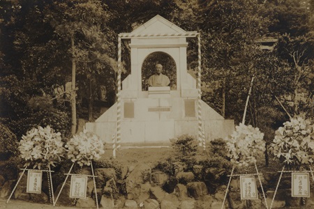 Photographer unknown, Commemorative Photograph of the Unveiling Ceremony for the Reconstruction of the Bronze Statue of Hikoma Ueno in His Later Years, 1951, gelatin silver print, Collection of Tokyo Photographic Art Museum