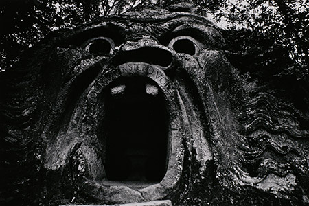 川田喜久治《地獄の入り口》〈聖なる世界〉より　1966年 ゼラチン・シルバー・プリント 東京都写真美術館蔵