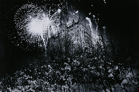 川田喜久治《花火とノイシュヴァンシュタイン城》〈ルートヴィヒⅡ世の城〉より　1969年 ゼラチン・シルバー・プリント 東京都写真美術館蔵