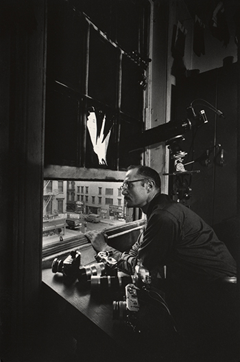 W. ユージン・スミス《セルフ・ポートレイト》1957年頃 Center for Creative Photography, The University of Arizona: W. Eugene Smith Archive蔵 &copy;1957, 2025 by The Heirs of W. Eugene Smith